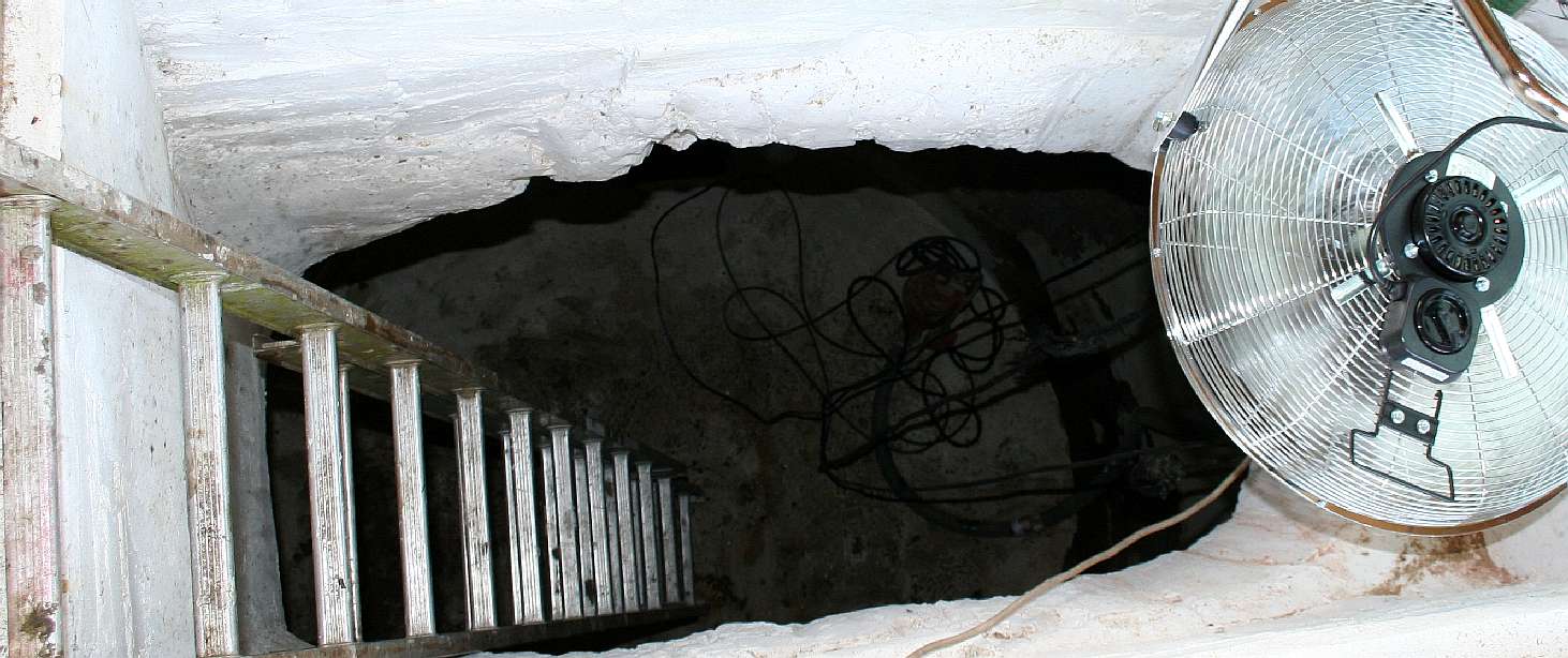 Water storage chamber drying out using fans