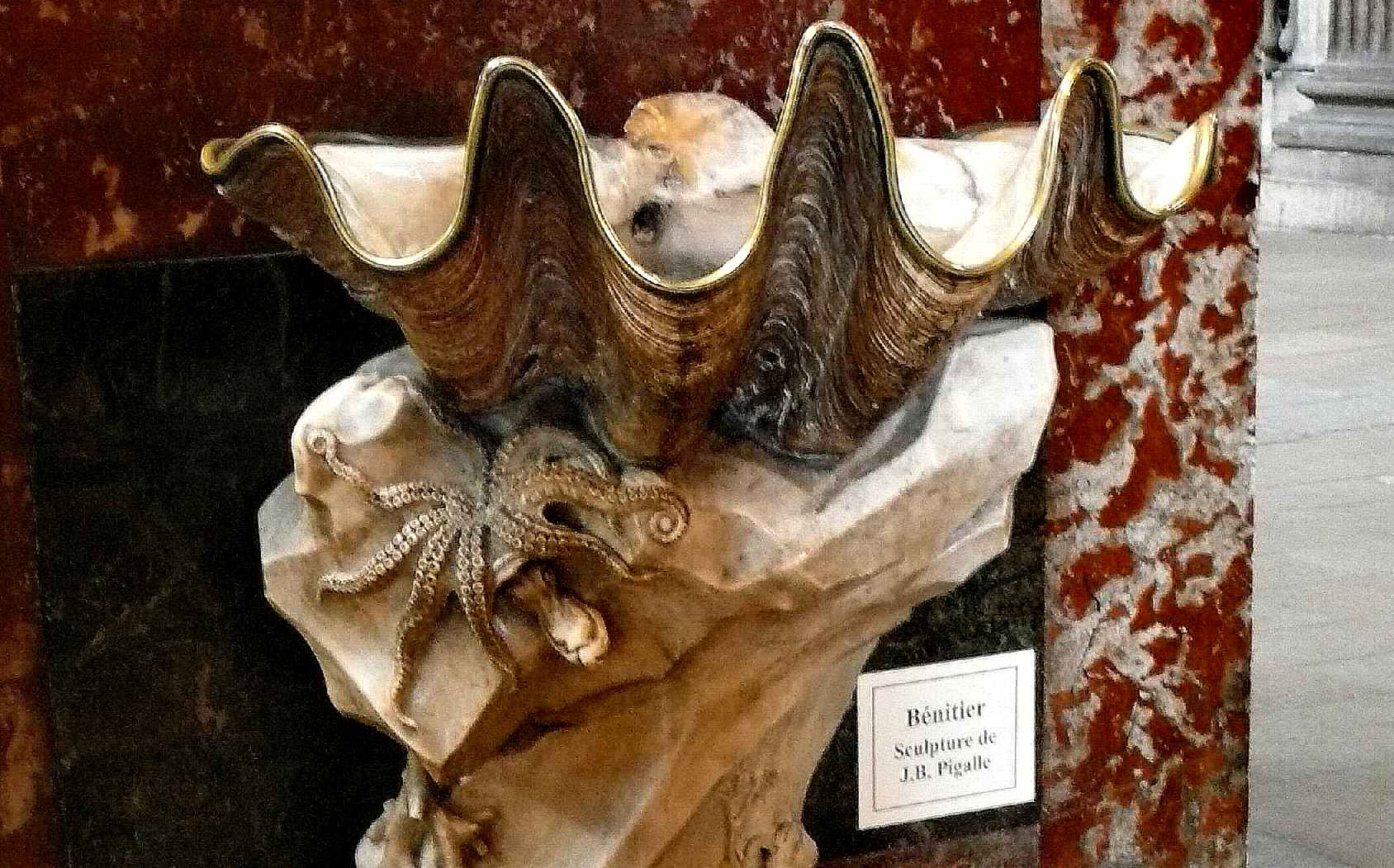 Giant clam outlet shell fountain